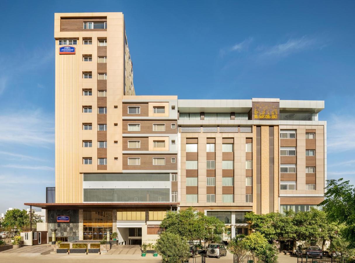 Howard Johnson By Wyndham Udaipur Roop Nagar Zewnętrze zdjęcie